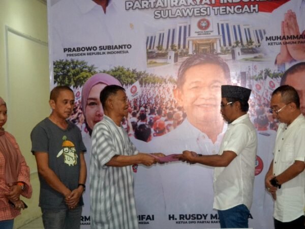 Rusdi Mastura Serahkan Mandat AMRI kepada Tezar Abdul Gani, Targetkan Lahirnya Politisi Muda di Sulteng
